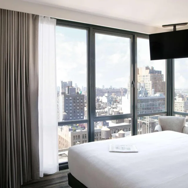 جناح بسرير كينج بغرفة نوم واحدة مع أريكة بمطبخ في طابق مرتفع، HYATT HOUSE NEW YORK CHELSEA 1/2
