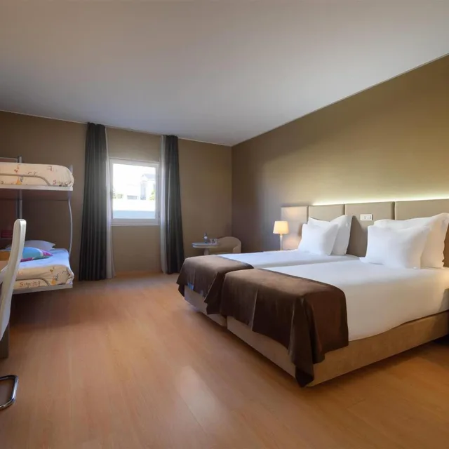 غرفة ديلوكس عائلية بسرير بطابقين، Tryp By Wyndham Porto Centro Hotel 3/7