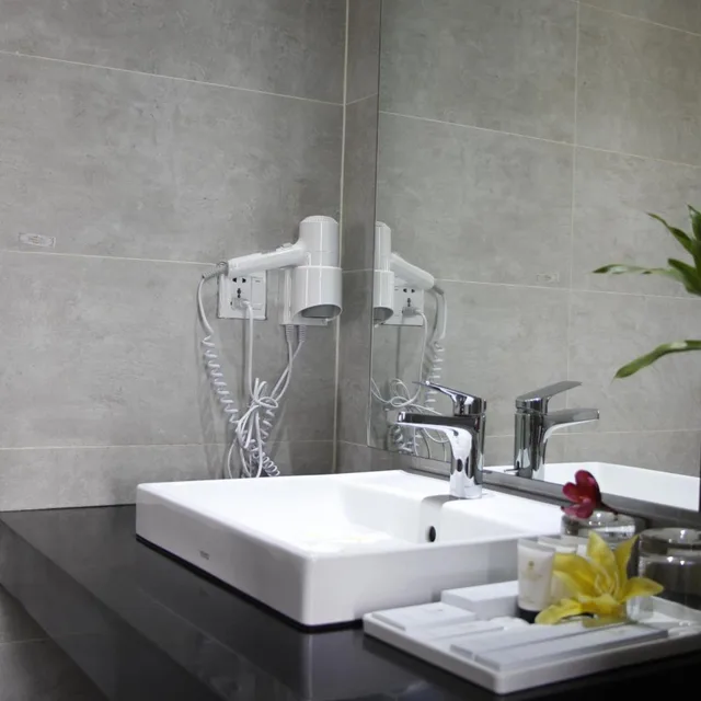 جناح جونيور، LCS Hotel & Apartment 8/10