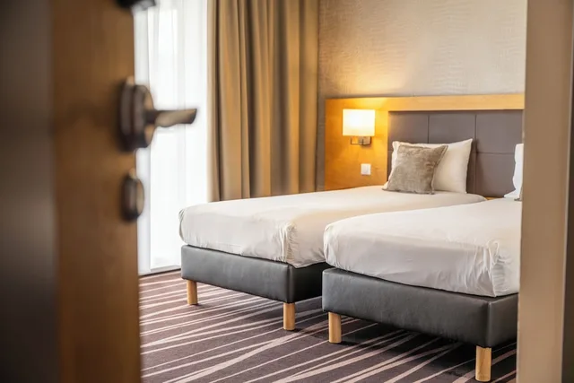 غرفة ديلوكس بسريرين منفصلين، Brit Hotel Lodge 2/9