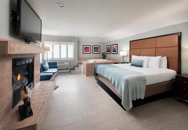 جناح بسرير كينج بجاكوزي، Mariposa Inn And Suites 1/2