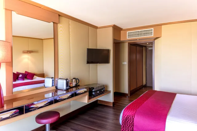 غرفة سوبيريور بسرير كوين وسرير فردي بشرفة، Hotel Spa Du Beryl 2/3