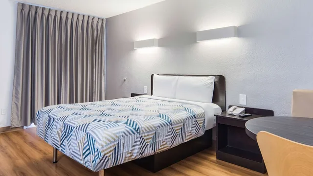 غرفة قياسية بسرير كينج، Motel6 Addison, TX - Dallas 6/10