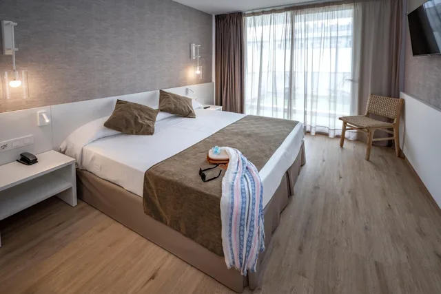 غرفة بسريرين منفصلين بشرفة، GHT Costa Brava & Spa 9/10