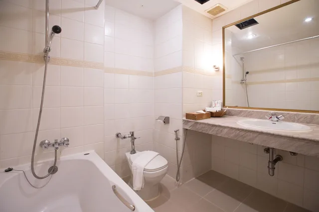 Deluxe, Queen Bed, The Tarntawan Hotel Surawong Bangkok 9/10