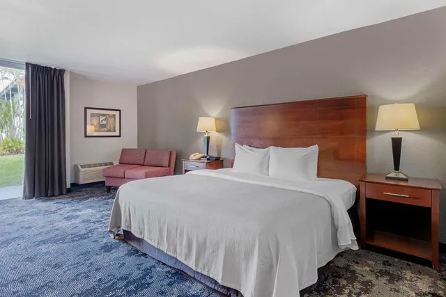 غرفة بسرير كينج، Quality Inn Downtown Stuart 1/3