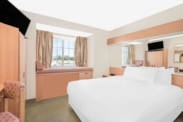 غرفة بسرير كوين بحوض استحمام لذوي الإعاقة، Microtel Inn & Suites By Wyndham Colfax/Newton 3/7