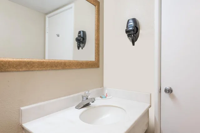 Standard, 2 Double Beds, Smoking, Red Carpet Inn Amish Country 3/3