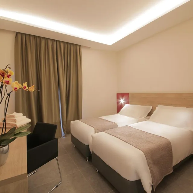 غرفة بسرير مزدوج أو سريرين منفصلين بحمام خاص، Hotel Bramante Spa 10/10