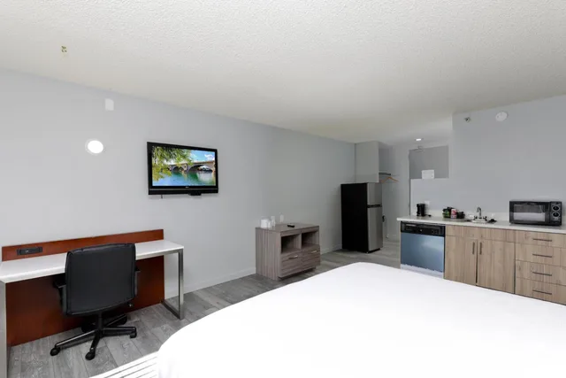 1 King Bed - Non-Smoking, Micfridge، Studio6 Suites Lake Havasu City AZ 4/9