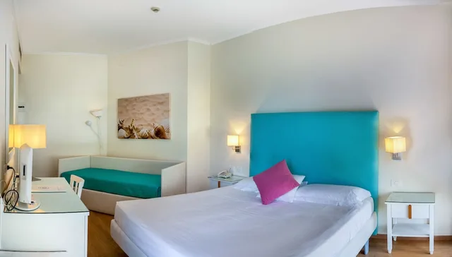 غرفة بسريرين منفصلين بإطلالة على المسبح، Hotel Regina Sorrento 7/10