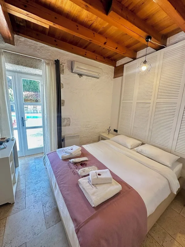 غرفة قياسية بسرير كوين بإطلالة على المسبح، La Grenadine Hotel 1/8