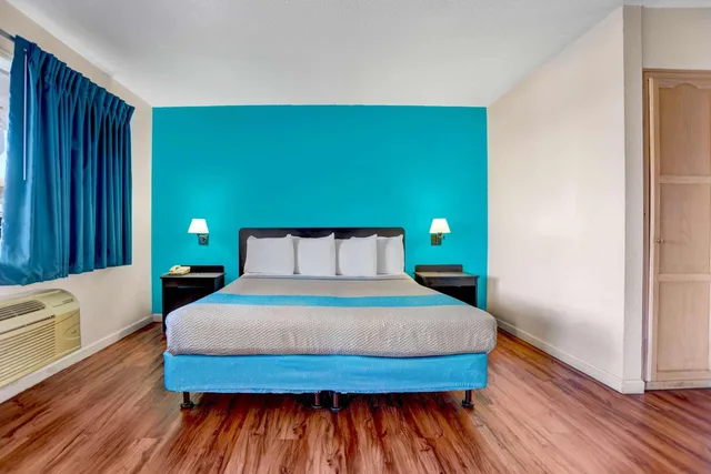غرفة بسرير كينج لذوي الإعاقة، Motel6 Fort Bragg, CA 1/7
