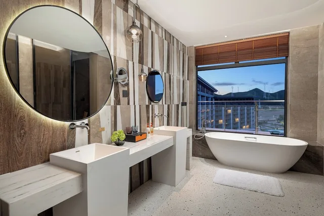 غرفة بريميوم بسرير كينج بإطلالة على البحيرة، Crowne Plaza CHONGLI RESORT 8/9