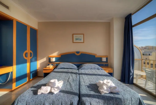 غرفة بسريرين منفصلين بإطلالة على المدينة بشرفة، Primera Hotel 5/6