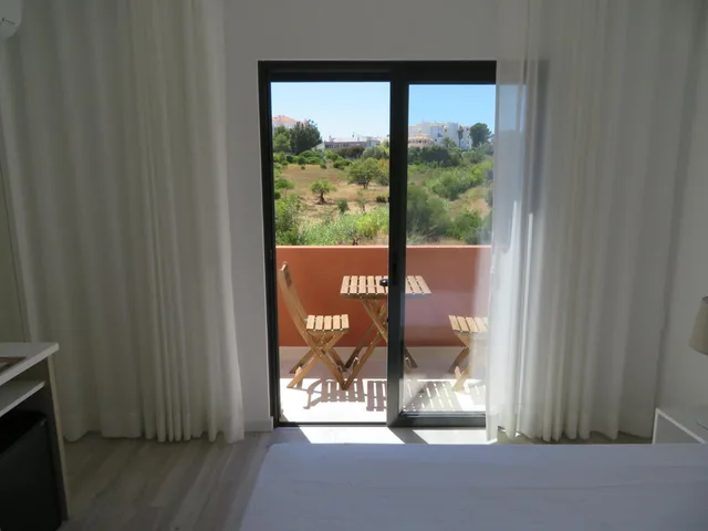 جناح جونيور بشرفة، Hotel Alcaide 3/6