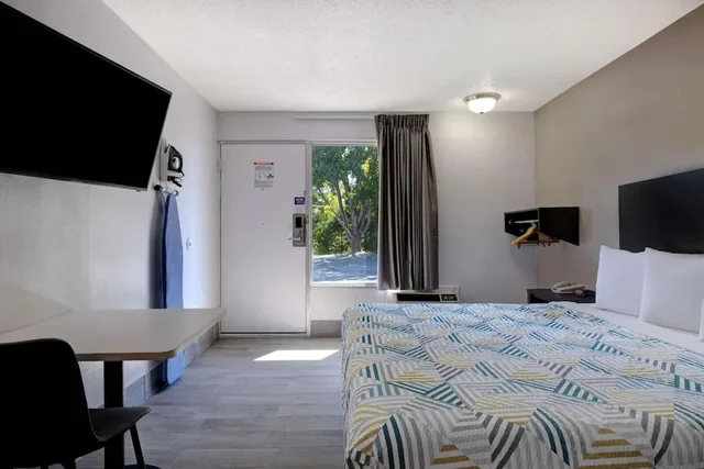 غرفة قياسية بسرير كينج، Motel 6 Branson West Silver Dollar City 2/4