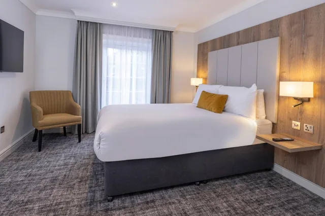 جناح جونيور بسرير كوين بمنطقة جلوس، Yew Lodge Hotel East Midlands Airport 4/9