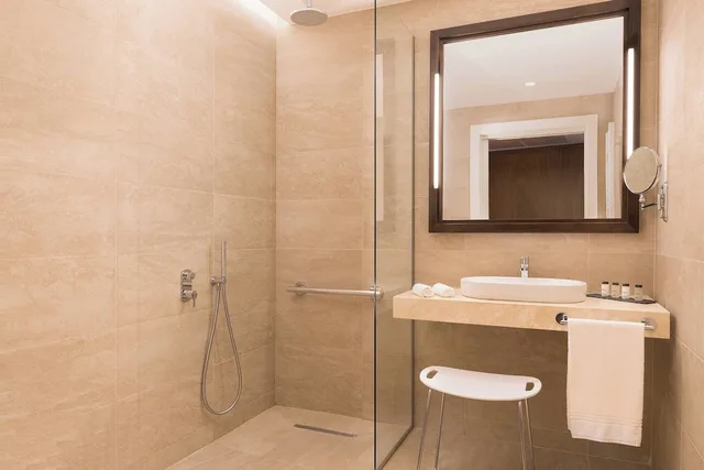 غرفة سوبيريور بسرير كينج، Sheraton Lake Como Hotel 3/4