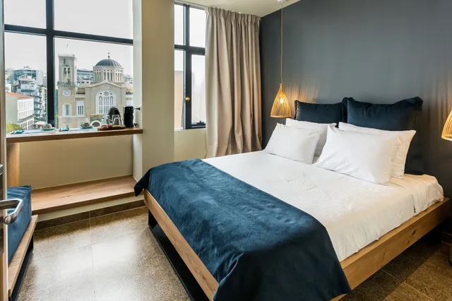 Senior, Suite, 1 Queen and 1 Single Bed, Metropolis View، Ciel Living Athens 2/6