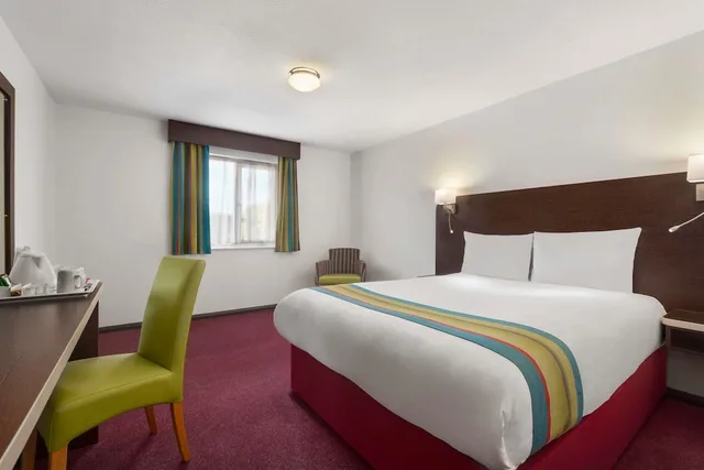 غرفة بسرير مزدوج لذوي الإعاقة، Ramada by Wyndham South Mimms M25 1/3