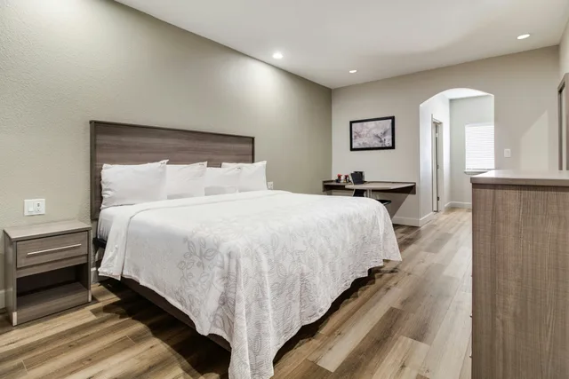 غرفة سوبيريور بسرير كينج بإطلالة على البحر، Red Roof PLUS Galveston Beachfront 3/4