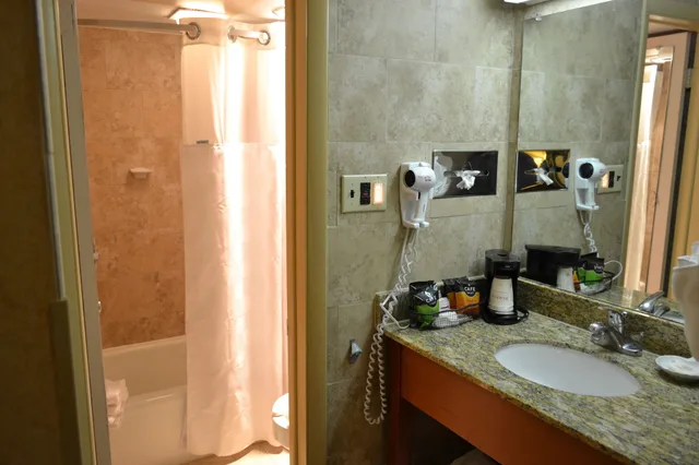 غرفة بسريرين مزدوجين، Ramada by Wyndham State College Hotel & Conference Center 7/10
