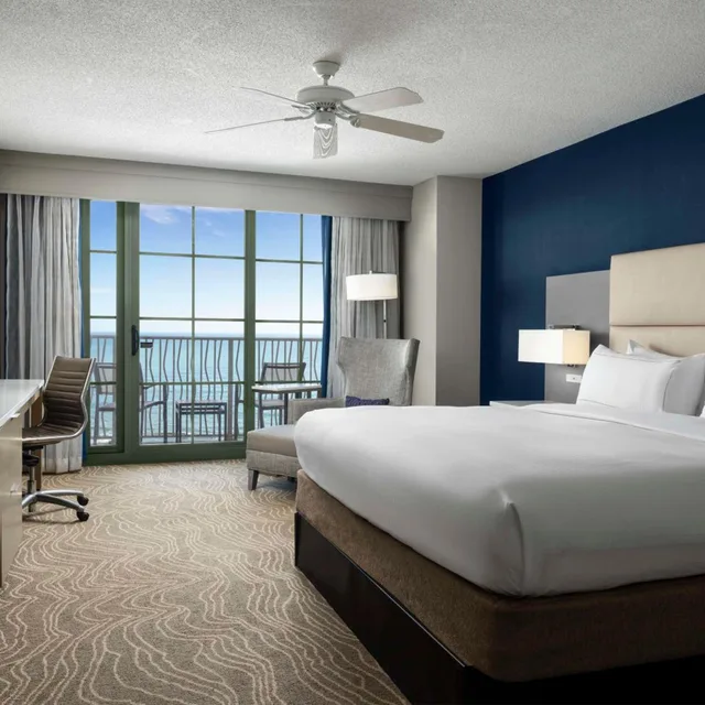 غرفة بسرير كينج بشرفة بحوض استحمام لذوي الإعاقة، Hilton Virginia Beach Oceanfront 1/7