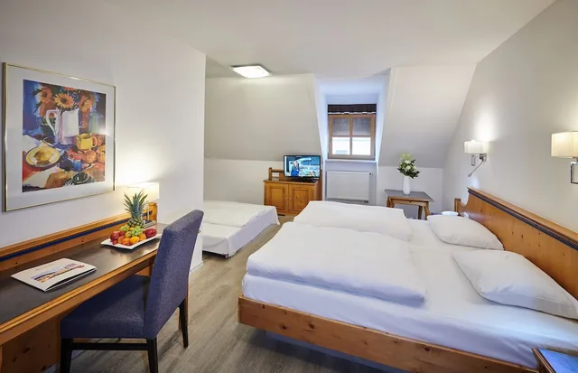 غرفة عائلية بسرير مزدوج مع أريكة، Posthotel Walhalla Regensburg Ost 2/3