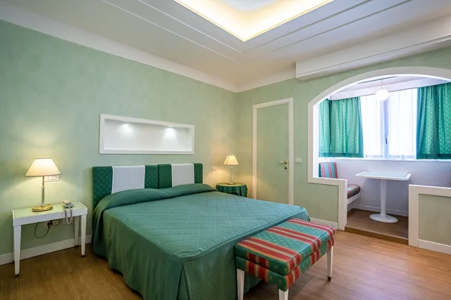 جناح جونيور بسرير كوين، Hotel Estense 6/8