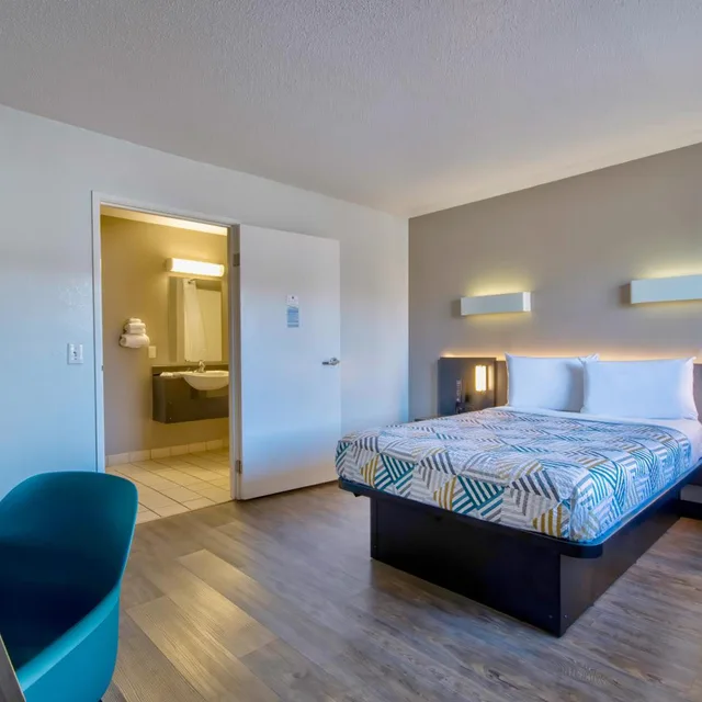 غرفة بسرير كوين للمدخنين، Motel6 Santa Fe, NM 4/10