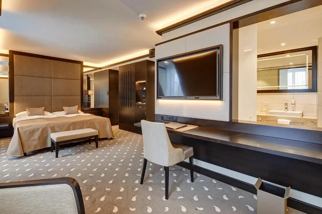 جناح جونيور ديلوكس بسرير كوين، Hotel Monopol Luzern 5/10