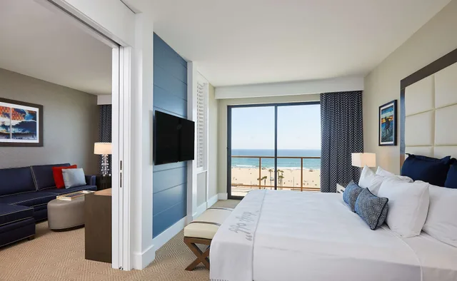 Premium, Suite, King Bed, Ocean Front, Balcony، The Waterfront Beach Resort, a Hilton Hotel 1/3