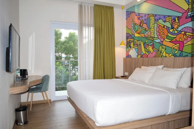 Happiness, King Bed, Queen Bed, Balcony, Smoking، MaxOneHotels at Kota Harapan Indah Bekasi 1/2