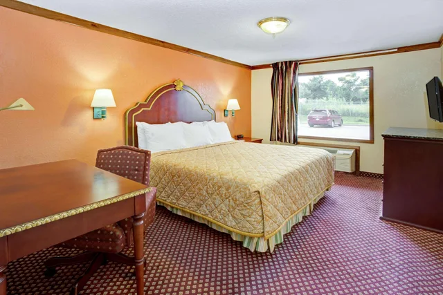جناح بسرير كينج، Travelodge by Wyndham Sellersburg / Louisville North 1/1