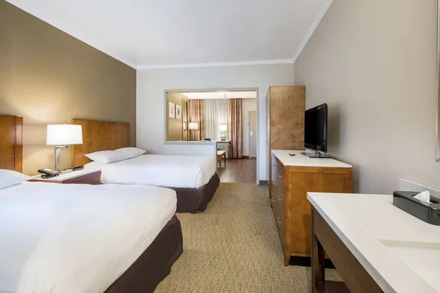 جناح بسريرين مزدوجين بشرفة، MainStay Suites Orange County John Wayne Airport 3/7