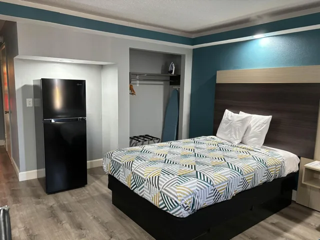 1 King Bed - Smoking, Micfridge, Studio6 Suites Memphis, TN – East Memphis 3/10