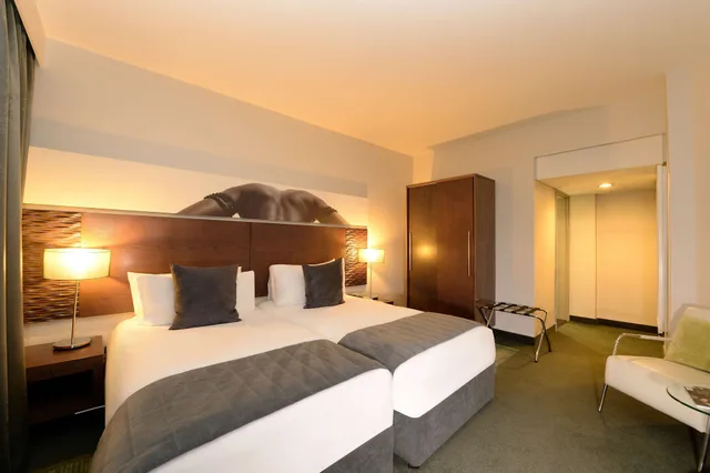 غرفة قياسية بسرير كينج، Southern Sun Rosebank 3/10