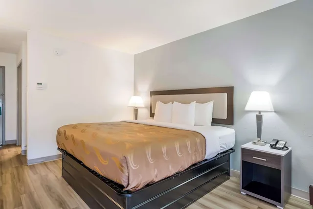 غرفة قياسية بسرير كينج، Quality Inn Jacksonville Near Camp Lejeune 2/4