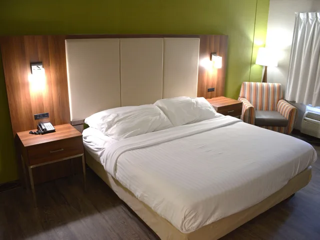 غرفة قياسية بسرير كينج، SureStay Hotel by Best Western Helen Downtown 2/10