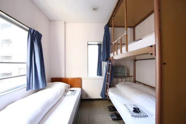 غرفة بسريرين منفصلين وسرير بطابقين، Sakura Hotel Jimbocho 1/5
