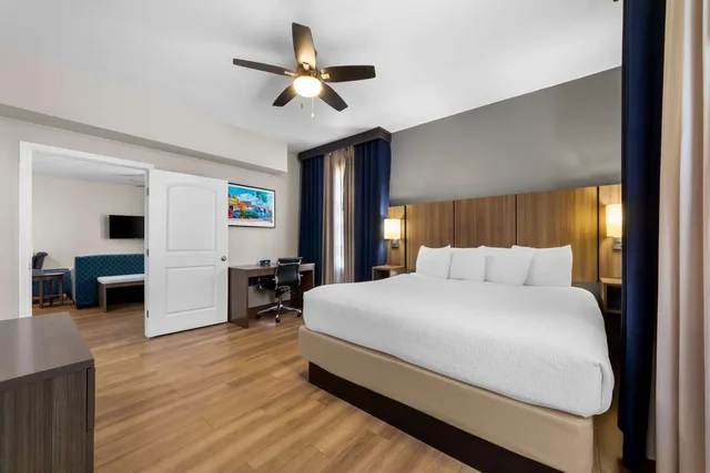 جناح بسرير كينج مع أريكة بمطبخ صغير، Best Western Port Aransas TX 1/3