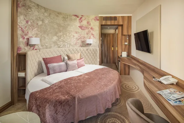 Premium, Round Bed, Balcony، Hotel Carbona Thermal Spa 1/4