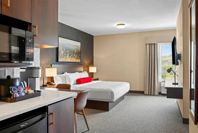 جناح عائلي بسرير كينج وسريرين منفصلين، Ramada By Wyndham Drumheller Hotel & Suites 2/18
