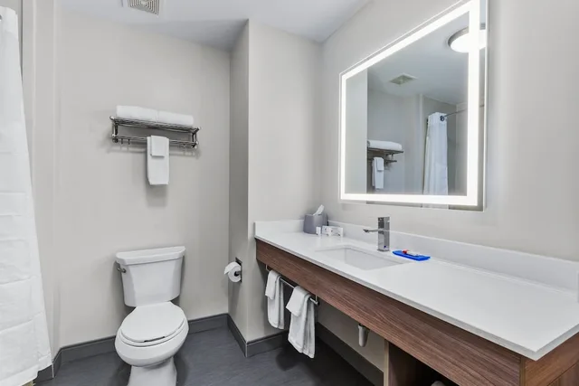 غرفة قياسية بسريرين كوين، Holiday Inn Express New Albany 4/8