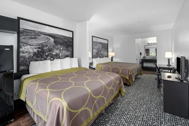 Efficiency, 2 Queen Beds، Super 8 by Wyndham Carthage TX 1/3