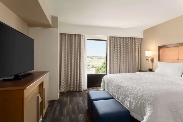 جناح بسرير كينج مع أريكة، Hampton Inn Fort Smith 1/4