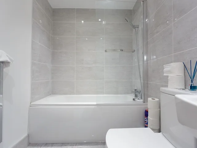 غرفة فاخرة رباعية بسريرين مزدوجين بحمام خاص، Live In Leeds Greenhill Bungalows 5/5