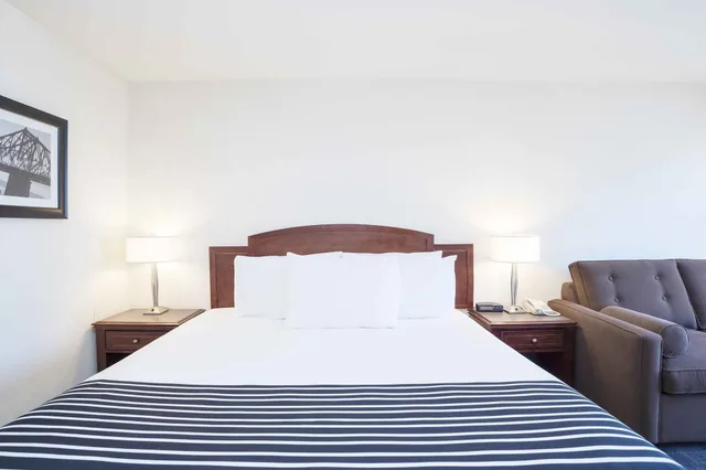 غرفة بريميوم بسرير كينج مع أريكة في طابق مرتفع، Sandman Hotel Montreal-Longueuil 5/7