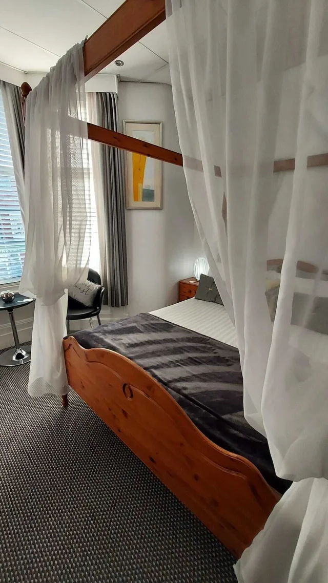 Four Poster, Double Bed, Sofa، Rock Dene Hotel - Guest House 3/4